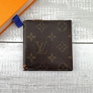 AUTHENTIC Louis Vuitton wallet. Monogram pattern.